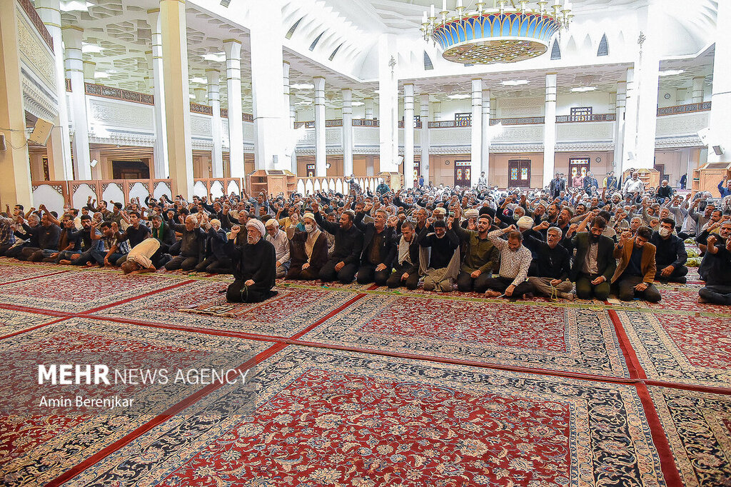 سلفی مردم با حرم شاهچراغ بعد از حادثه تروریستی؛شاهچراغ بازهم میزبان زائرین شد