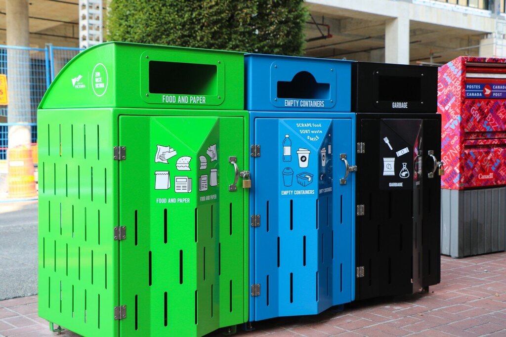 موفق‌ترین شهرهای جهان برای مدیریت بازیافت پسماند | زباله بدهید، غذای تازه بگیرید | لباس‌های بازیافتی در ویترین فروشگاه‌ها