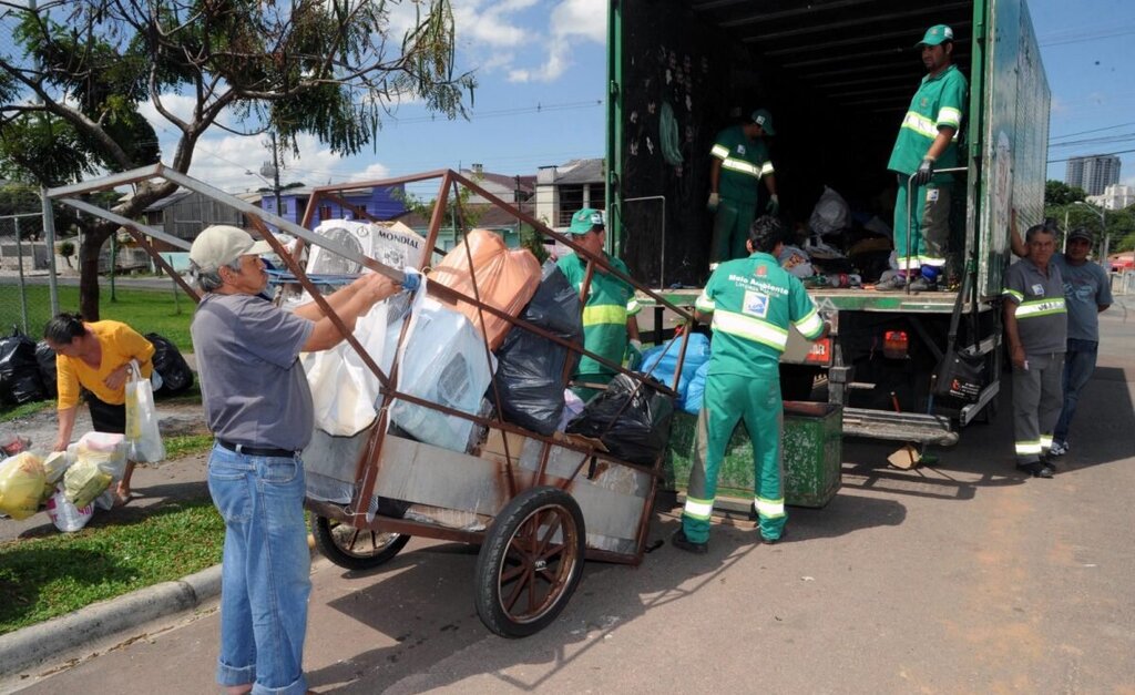 موفقترین شهرهای جهان برای مدیریت بازیافت پسماند | زباله بدهید، غذای تازه بگیرید | لباسهای بازیافتی در ویترین فروشگاهها