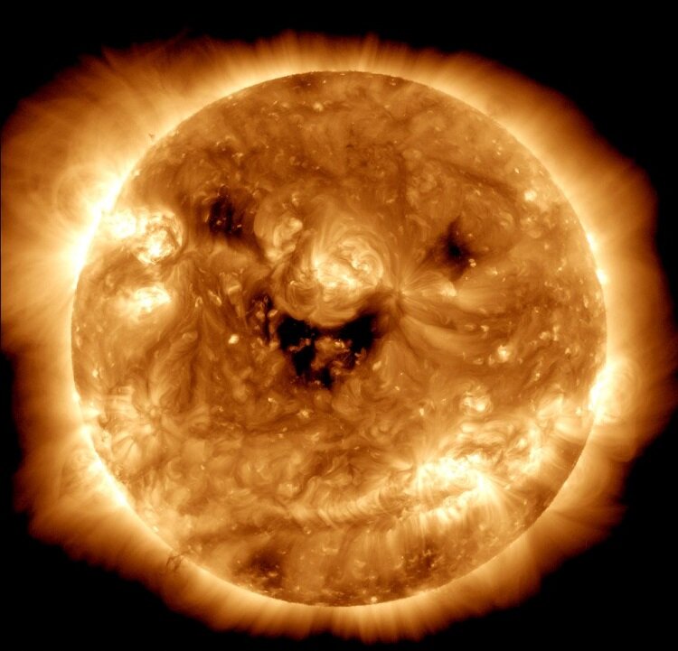 خورشید خندان! | تصویری خیره‌کننده از گوی آتشین منظومه شمسی
