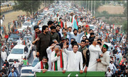 راهپمیایی ۸ روزه نخست وزیر پیشین پاکستان با حامیانش | تظاهرات عمران خان تبدیل به تحصن طولانی مدت می شود؟