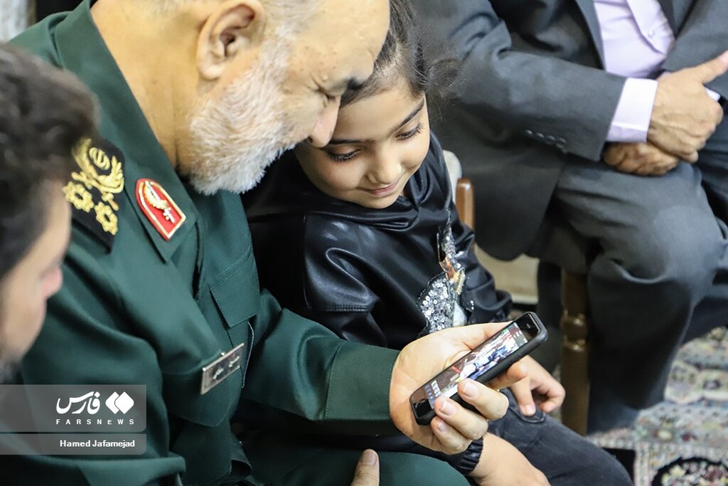  تصاویر ا صحبت‌های درگوشی سردار سلامی با فرزند شهید احمدی