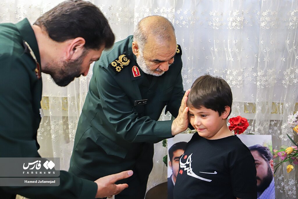 تصاویر ا صحبتهای درگوشی سردار سلامی با فرزند شهید احمدی
