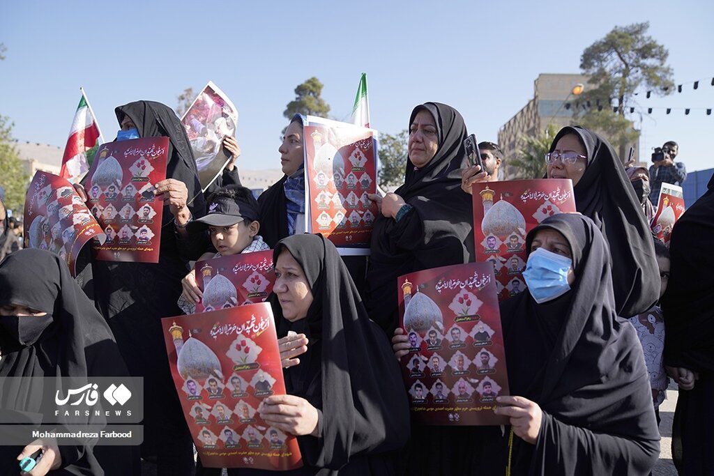 تصاویری از حضور متفاوت زنان در بدرقه شهدای شاهچراغ  ؛پاسخ زنان شیرازی به شعار «زن ،زندگی ،آزادی »