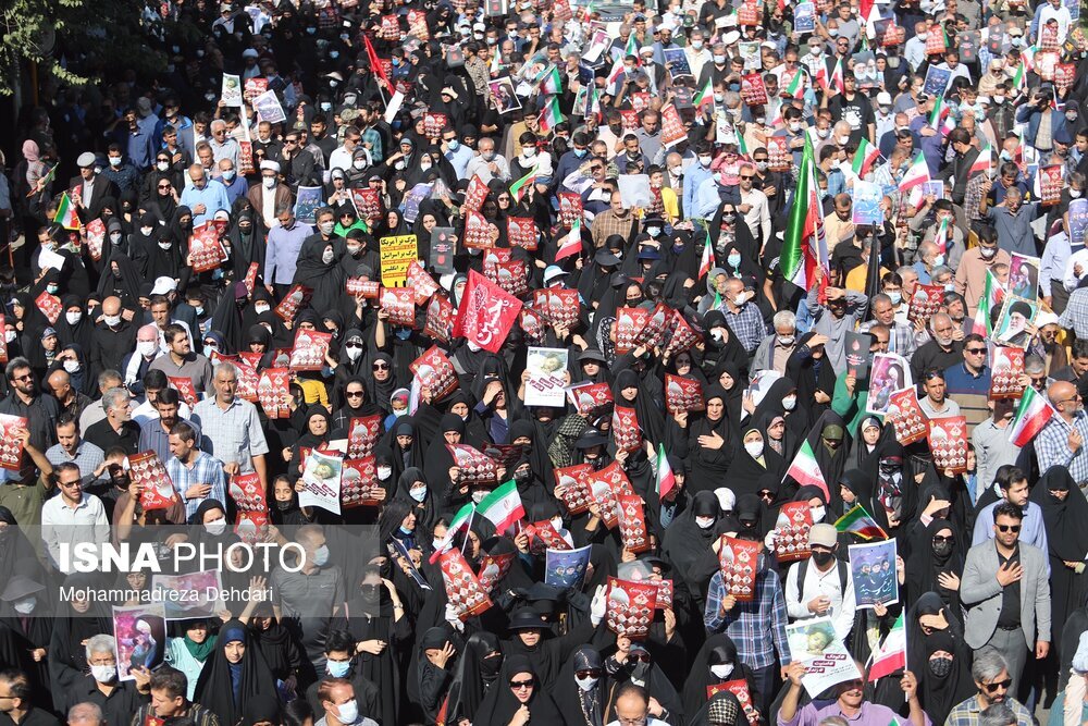 تصاویری از حضور متفاوت زنان در بدرقه شهدای شاهچراغ ؛پاسخ زنان شیرازی به شعار «زن ،زندگی ،آزادی »