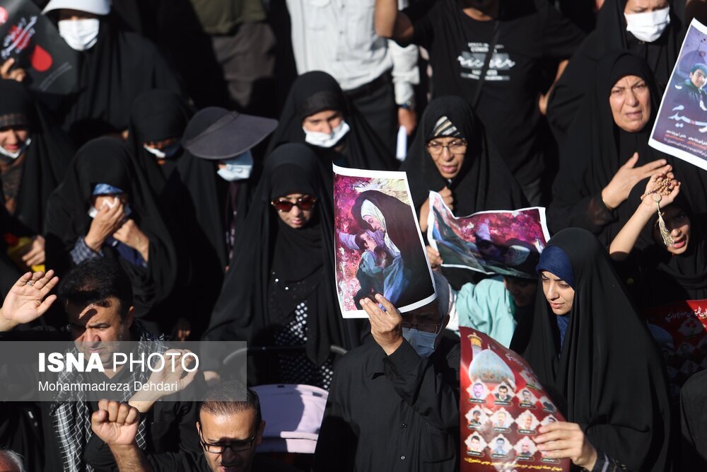 تصاویری از حضور متفاوت زنان در بدرقه شهدای شاهچراغ  ؛پاسخ زنان شیرازی به شعار «زن ،زندگی ،آزادی »