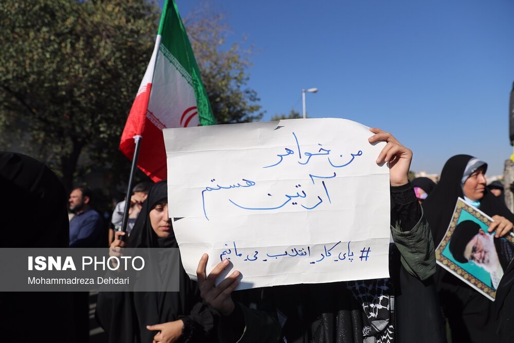 تصاویری از حضور متفاوت زنان در بدرقه شهدای شاهچراغ ؛پاسخ زنان شیرازی به شعار «زن ،زندگی ،آزادی »