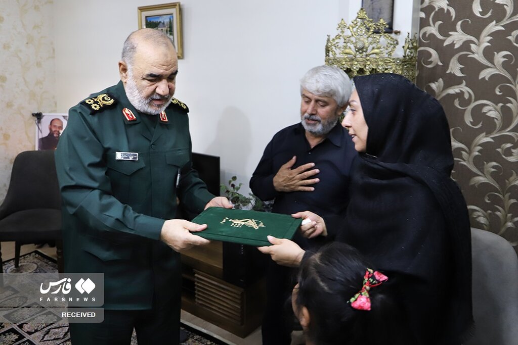 تصاویر | دیدار فرمانده سپاه با خانواده شهدای امنیت | عکس صمیمی سردار سلامی با فرزند شهید