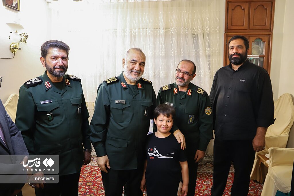تصاویر | دیدار فرمانده سپاه با خانواده شهدای امنیت | عکس صمیمی سردار سلامی با فرزند شهید