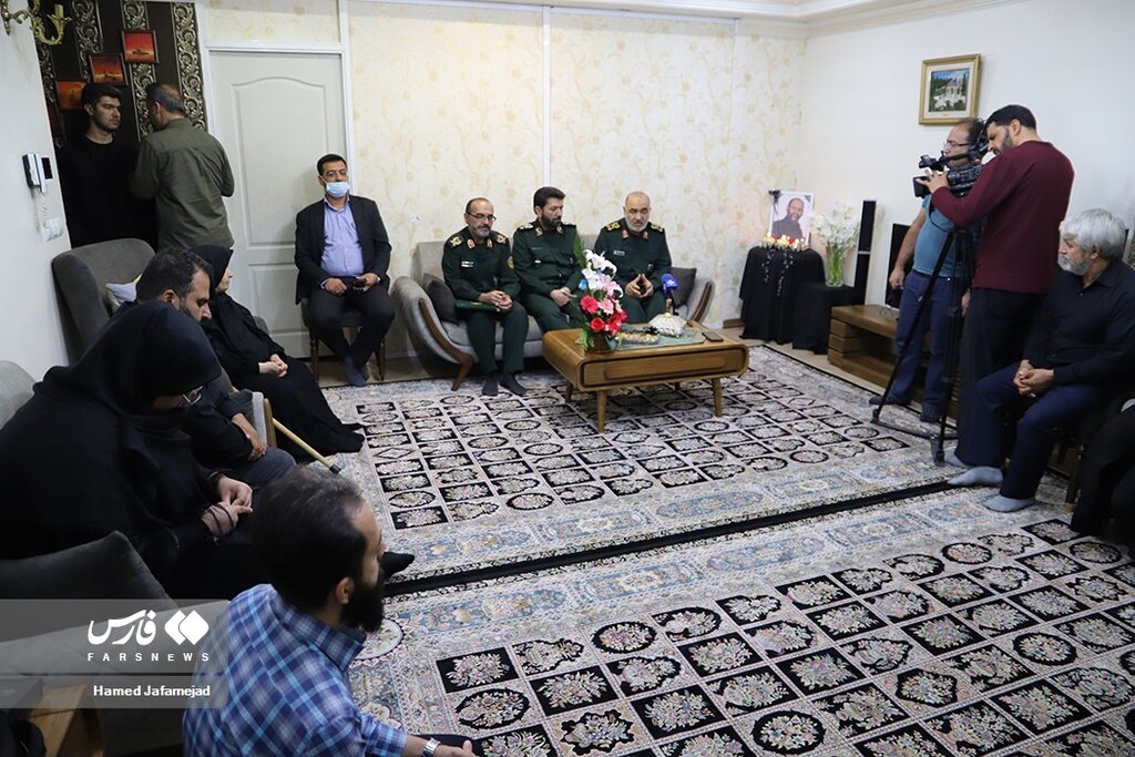 تصاویر | دیدار فرمانده سپاه با خانواده شهدای امنیت | عکس صمیمی سردار سلامی با فرزند شهید