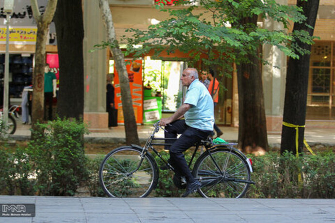 جمع‌آوری شبانه مسیرهای دوچرخه‌سواری از شهر دوچرخه‌ها | وسیله محبوب اصفهانی‌ها هر روز کم‌تر می‌شود