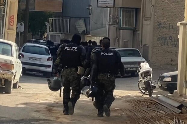 تصاویر و روایت میدانی از چهلم مهسا در سنندج و سقز؛ بفرمایید کوکتلمولوتوف! | بخاطر مهسا روسریات را بردار | کار کردستان را کومله و اسلحه میسازد!