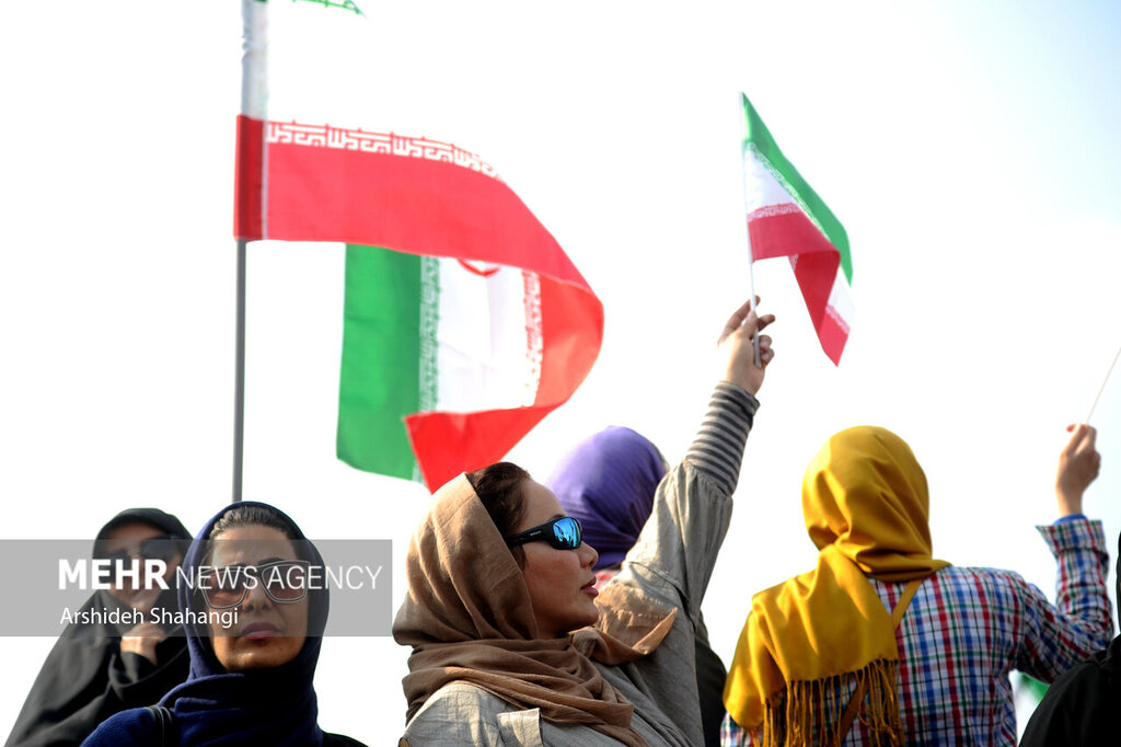 تصاویر شل حجابهایی که آشوب و ترور را در کنار زنان محجبه محکوم کردند | از مانتوی باز تا حمایت از پلیس با لاک قرمز