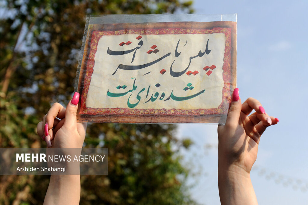 تصاویر شل حجابهایی که آشوب و ترور را در کنار زنان محجبه محکوم کردند | از مانتوی باز تا حمایت از پلیس با لاک قرمز