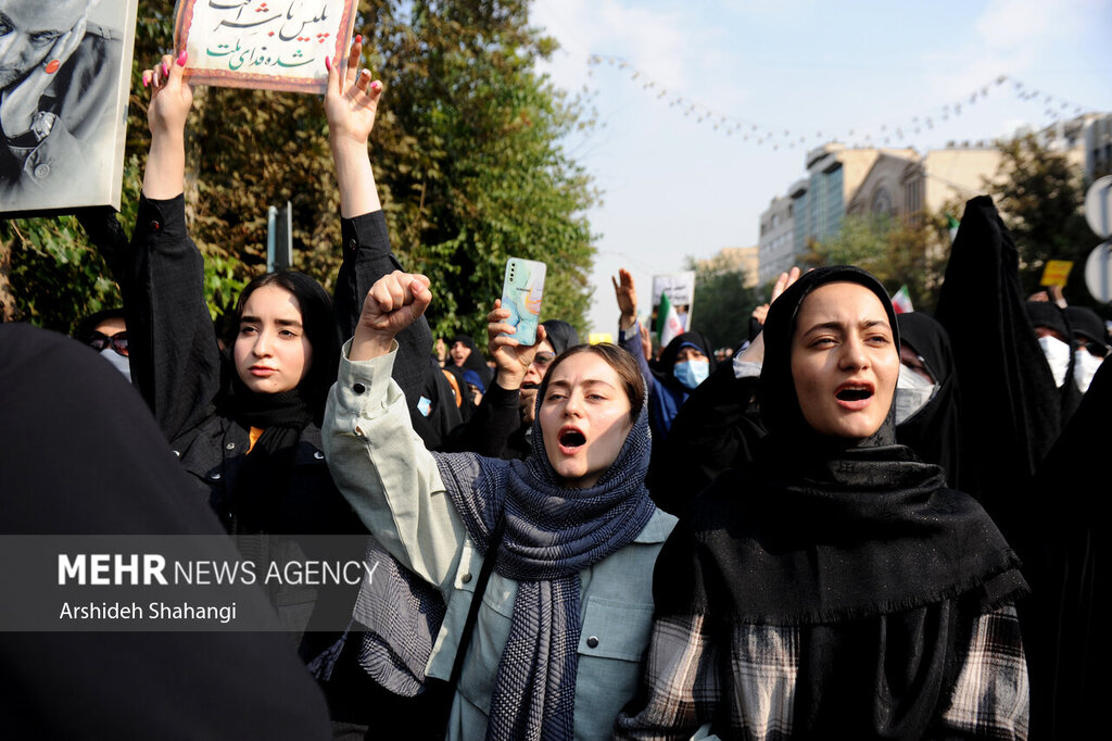 تصاویر شل حجابهایی که آشوب و ترور را در کنار زنان محجبه محکوم کردند | از مانتوی باز تا حمایت از پلیس با لاک قرمز