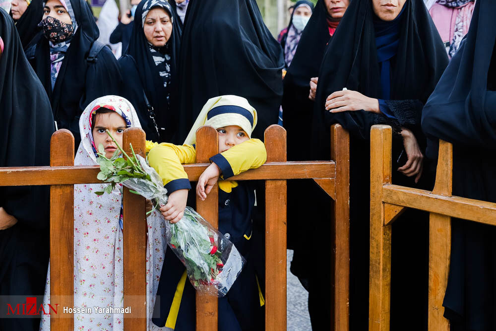 تصاویر جالب از بزرگداشت شاه عبدالعظیم؛ مردم گل آوردند آستان کیک برید، خادمان به صف شدند
