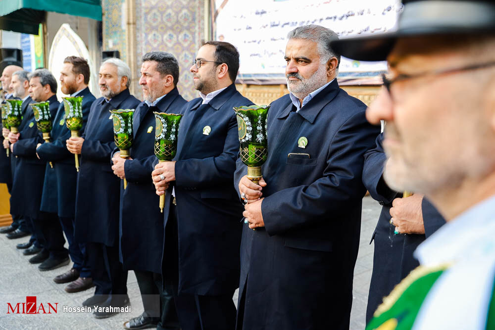 تصاویر جالب از بزرگداشت شاه عبدالعظیم؛ مردم گل آوردند آستان کیک برید، خادمان به صف شدند