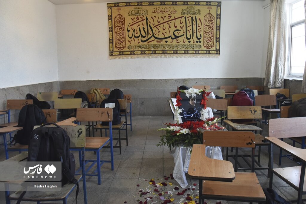 تصاویر ا نیمکتی که گلباران شد ؛ دهه هشتادی ها با سر بند "یا زهرا " به بدرقه همکلاسی شان آمدند