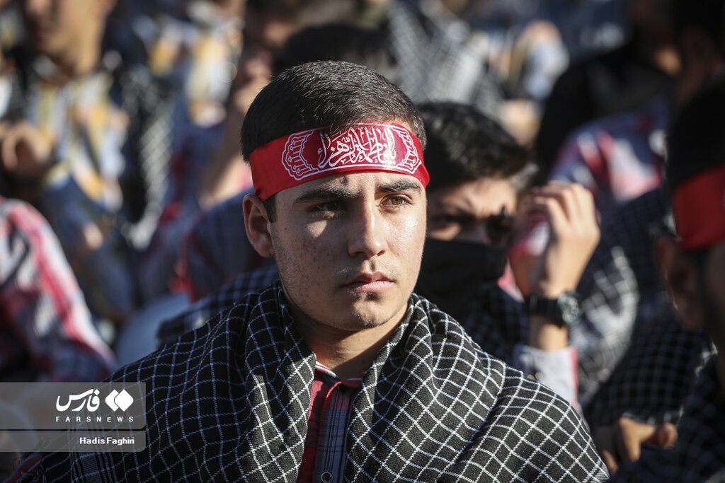 تصاویر ا نیمکتی که گلباران شد ؛ دهه هشتادی ها با سر بند "یا زهرا " به بدرقه همکلاسی شان آمدند