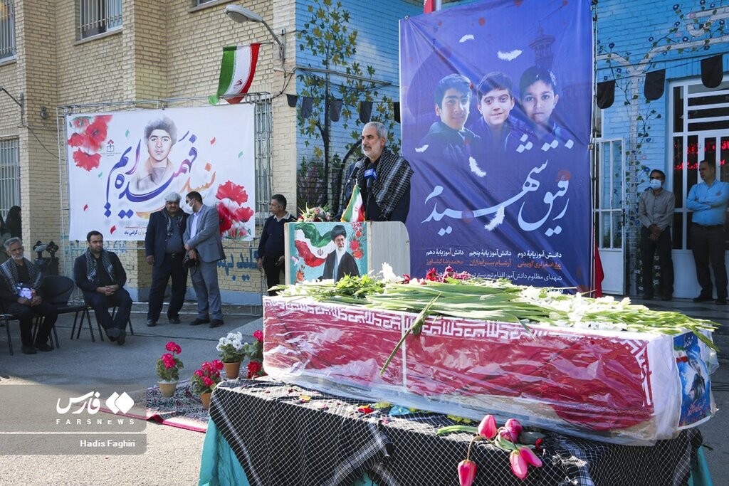 تصاویر ا نیمکتی که گلباران شد ؛ دهه هشتادی ها با سر بند "یا زهرا " به بدرقه همکلاسی شان آمدند