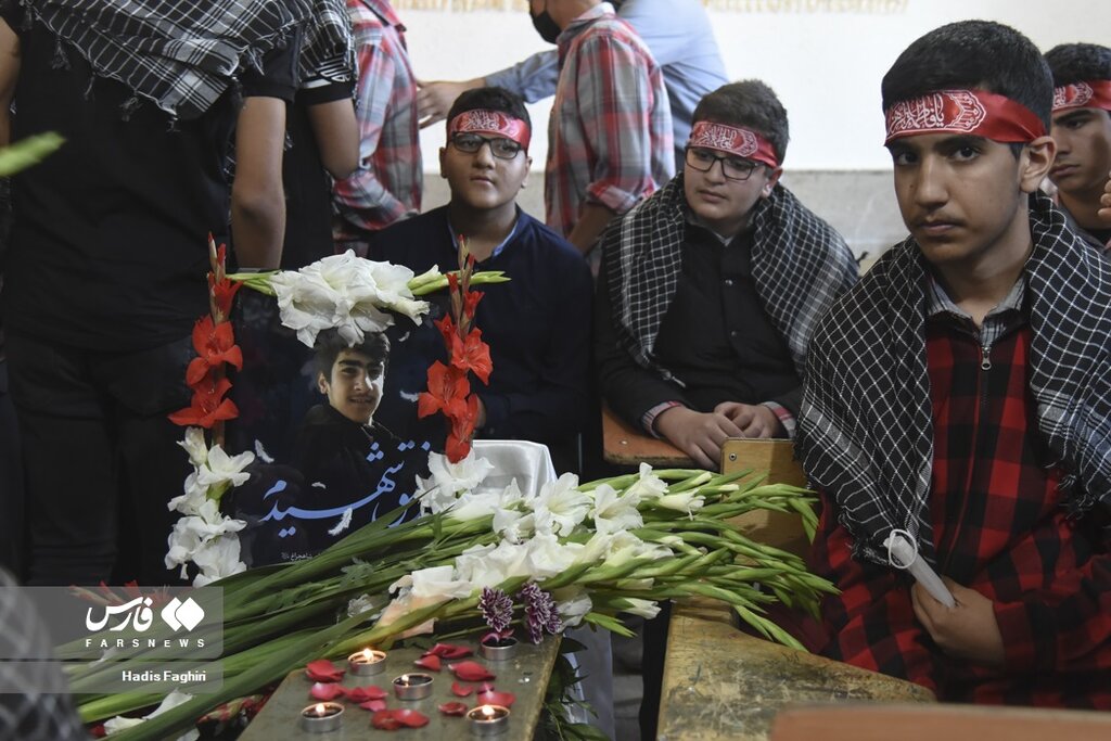 تصاویر ا نیمکتی که گلباران شد ؛ دهه هشتادی ها با سر بند "یا زهرا " به بدرقه همکلاسی شان آمدند