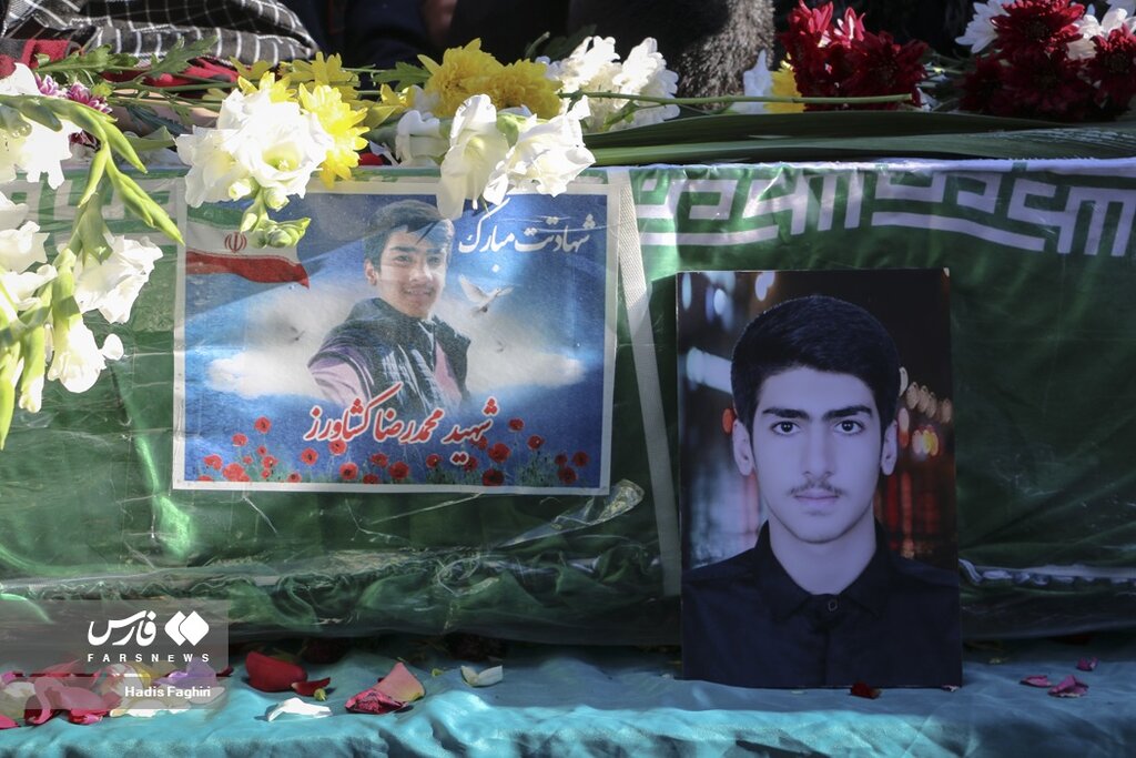 تصاویر ا نیمکتی که گلباران شد ؛ دهه هشتادی ها با سر بند "یا زهرا " به بدرقه همکلاسی شان آمدند