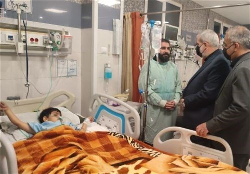 دیدار وزیر آموزش و پرورش با آرتین؛ تنها بازمانده یک خانواده شهید در شیراز