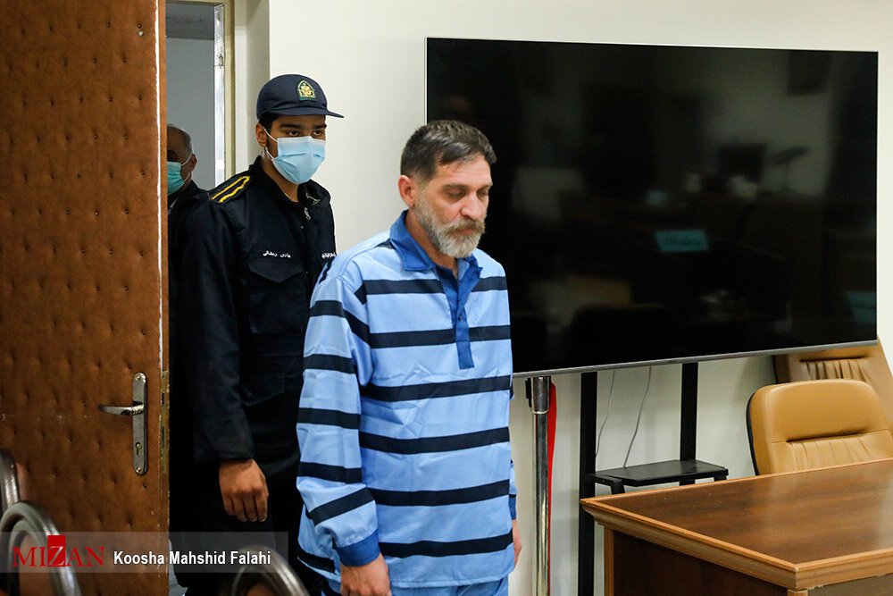 تصاویر | دادگاه فردی که اقدام به آتش زدن یک بخشداری قرچک کرد | درخواست مجازات در محل وقوع حادثه | متهم: من کاری نکردم!