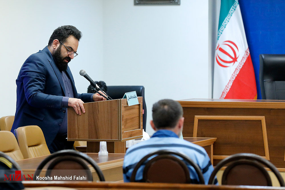 تصاویر | دادگاه فردی که اقدام به آتش زدن یک بخشداری قرچک کرد | درخواست مجازات در محل وقوع حادثه | متهم: من کاری نکردم!