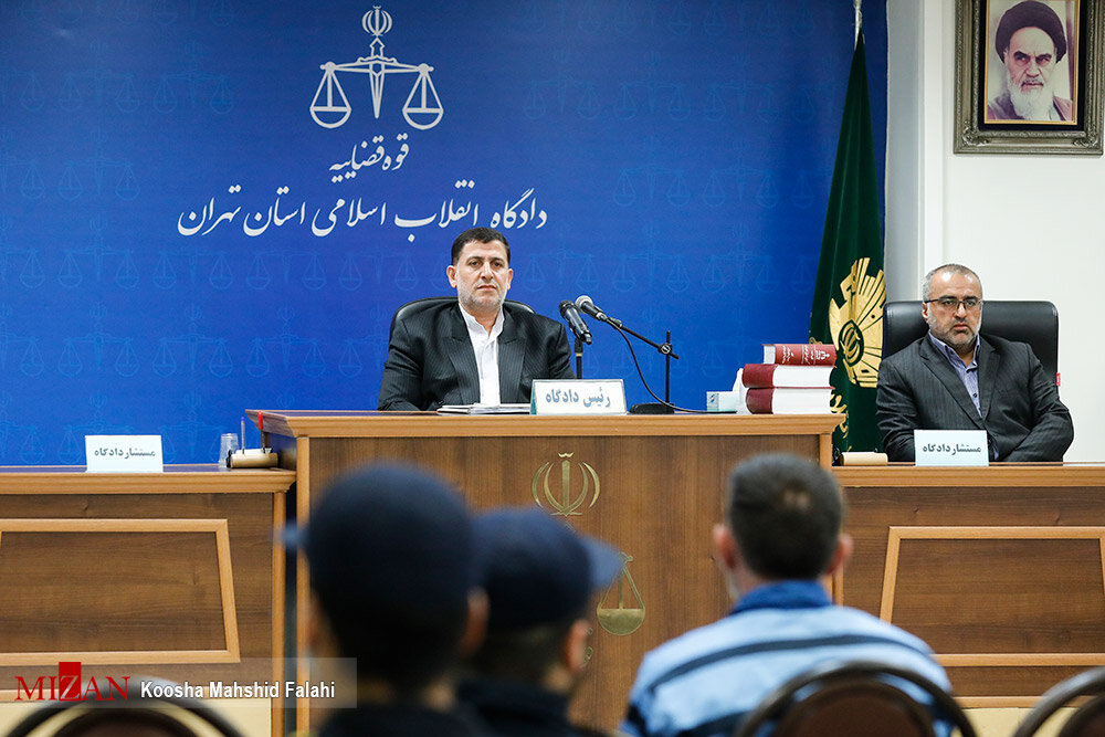 تصاویر | دادگاه فردی که اقدام به آتش زدن یک بخشداری قرچک کرد | درخواست مجازات در محل وقوع حادثه | متهم: من کاری نکردم!