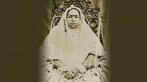 مردم و آقازادههای عهد قاجار چقدر حقوق می گرفتند؟ | حقوق خواهر ناصرالدین شاه ۱۲ هزار تومان بود!