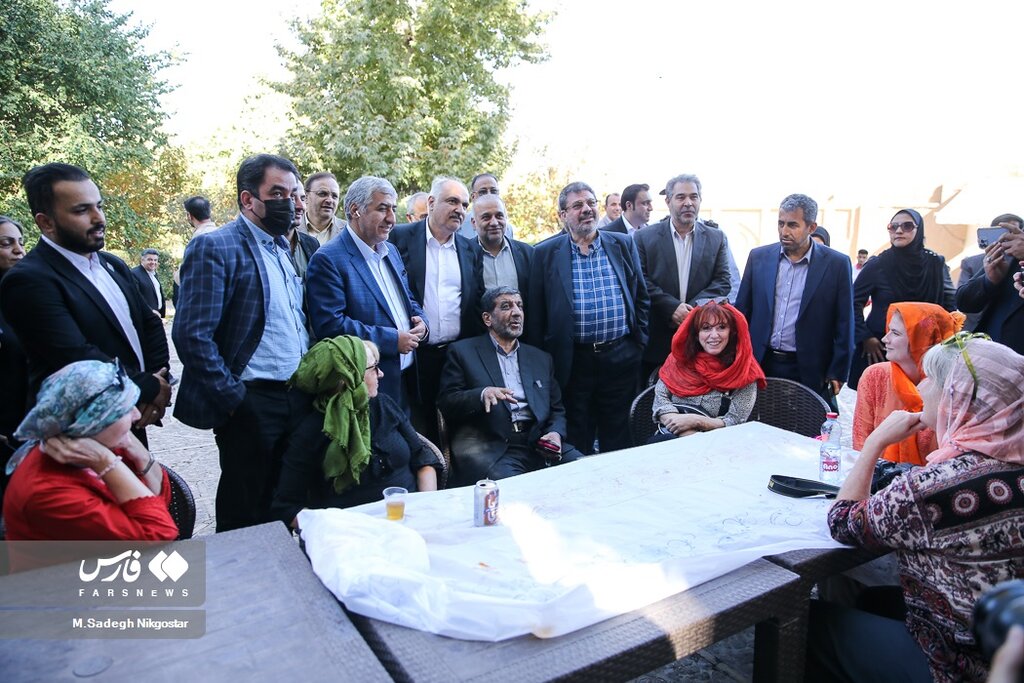 تصاویر ا همنشینی و خوش و بش آقای وزیر با توریست های خارجی در کرمان
