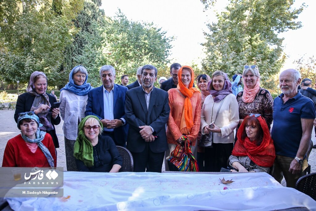 تصاویر ا همنشینی و خوش و بش آقای وزیر با توریست های خارجی در کرمان