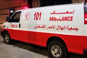 ببینید | اصابت تیر صهیونیست‌ها به آمبولانس هلال احمر فلسطین | یک امدادگر مجروح شد