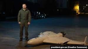 ماجرای عکس زلنسکی با پهباد ایرانی در اوکراین | یادشان رفته قد زلنسکی ۱۷۰ و طول پهپاد ادعایی باید ۳ متر و نیم باشد!