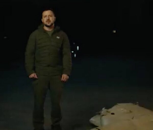 ماجرای عکس زلنسکی با پهباد ایرانی در اوکراین | یادشان رفته قد زلنسکی ۱۷۰ و طول پهپاد ادعایی باید ۳ متر و نیم باشد!