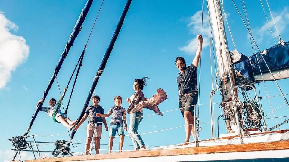 تصاویر | جهانگردی روی قایق با سه فرزند خردسال | زندگی در قایق برای بچه ها چه شکلی است؟