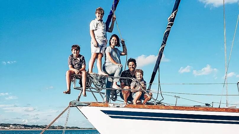 تصاویر | جهانگردی روی قایق با سه فرزند خردسال | زندگی در قایق برای بچه ها چه شکلی است؟