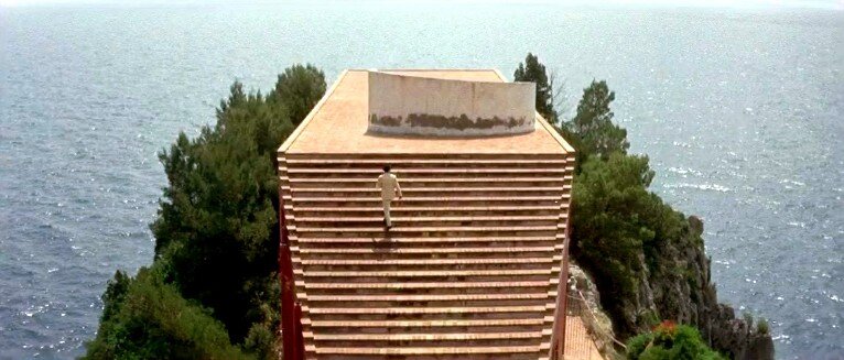 تصاویر خانهای عجیب روی دماغه یک صخره! | خانه خاص و زیبای نویسنده مشهور ایتالیایی را ببینید