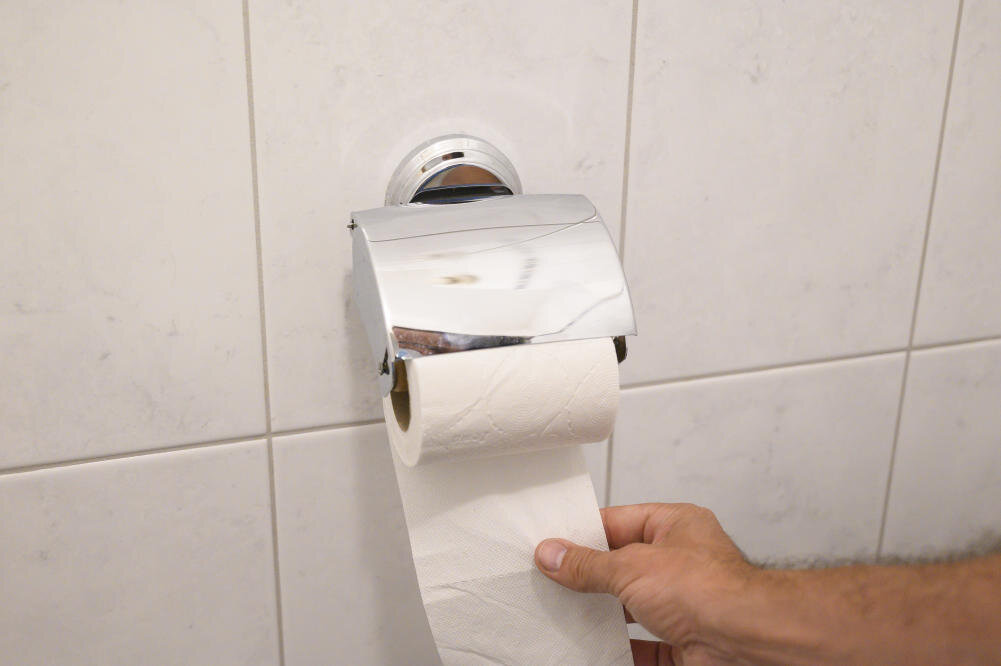 دیگر دستمال توالت را اشتباه آویزان نکنید! | روش اشتباه تهدیدی برای سلامتی است