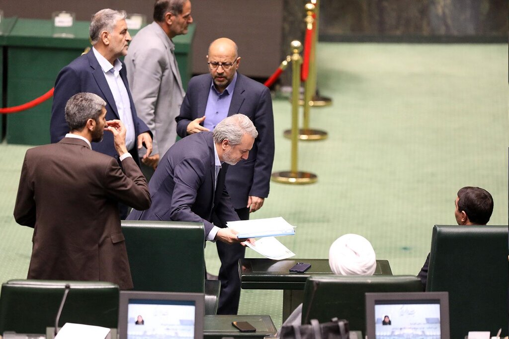 روز سخت وزیر صمت در بهارستان ؛ تصاویری از تلاش فاطمی امین برای ماندن در وزارت