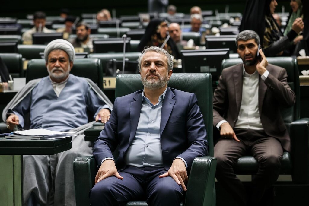 روز سخت وزیر صمت در بهارستان ؛ تصاویری از تلاش فاطمی امین برای ماندن در وزارت