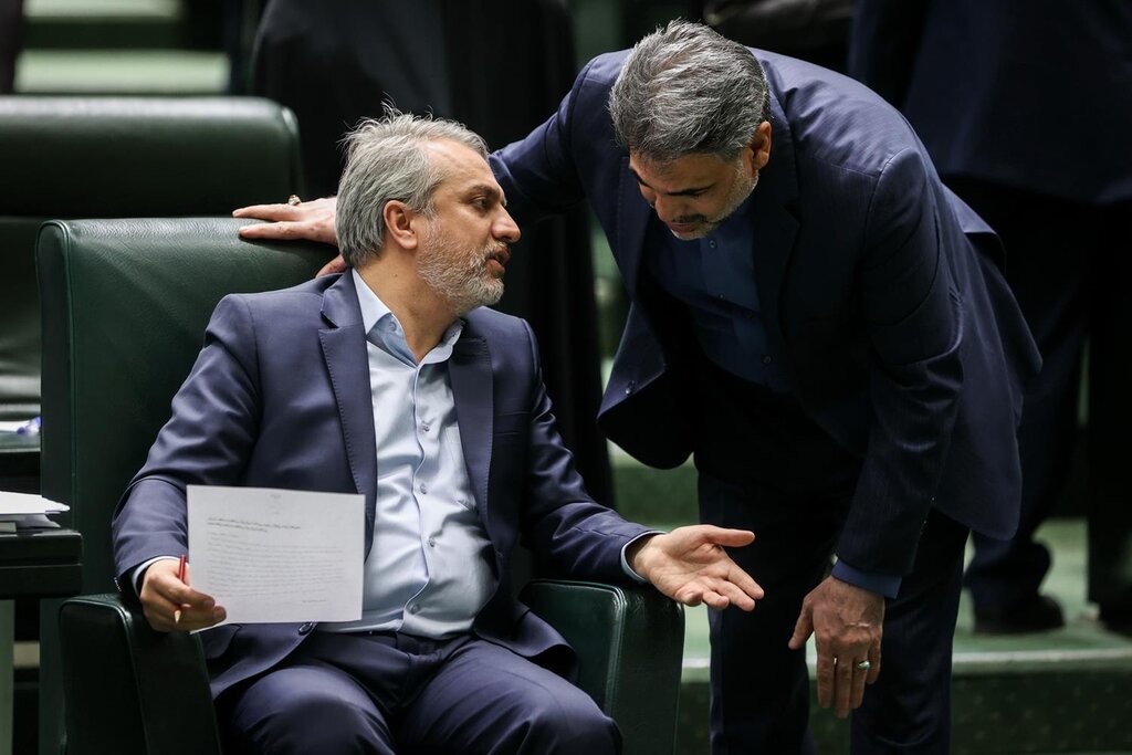 روز سخت وزیر صمت در بهارستان ؛ تصاویری از تلاش فاطمی امین برای ماندن در وزارت