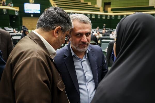 روز سخت وزیر صمت در بهارستان ؛ تصاویری از تلاش فاطمی امین برای ماندن در وزارت