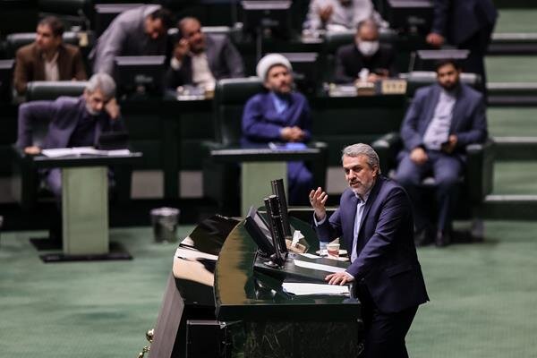 روز سخت وزیر صمت در بهارستان ؛ تصاویری از تلاش فاطمی امین برای ماندن در وزارت