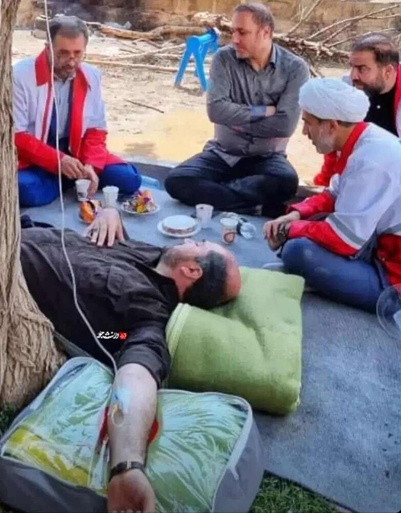 عکس ا جوانترین معاون رئیسی ؛از سرم زدن در حادثه کن تا سرپرستی نهاد ریاست جمهوری