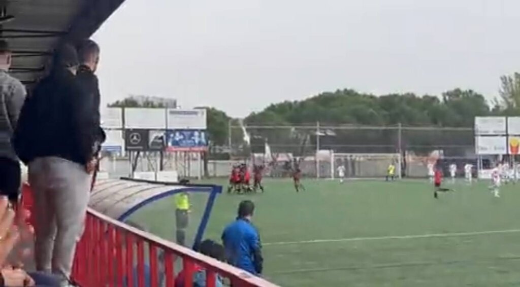 جنجالیترین گل تاریخ فوتبال با تصمیم شوکه کننده داور | به ثمر رسیدن گل پیروزی با حضور تنها یک بازیکن در زمین