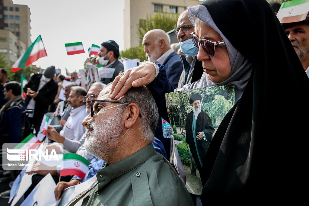تصاویر ا تجمع مادران شهدا با قاب عکس فرزندانشان مقابل سفارت آلمان ؛ جوانان دهه ۵۰ با مادرانشان علیه برلین صفکشی کردند
