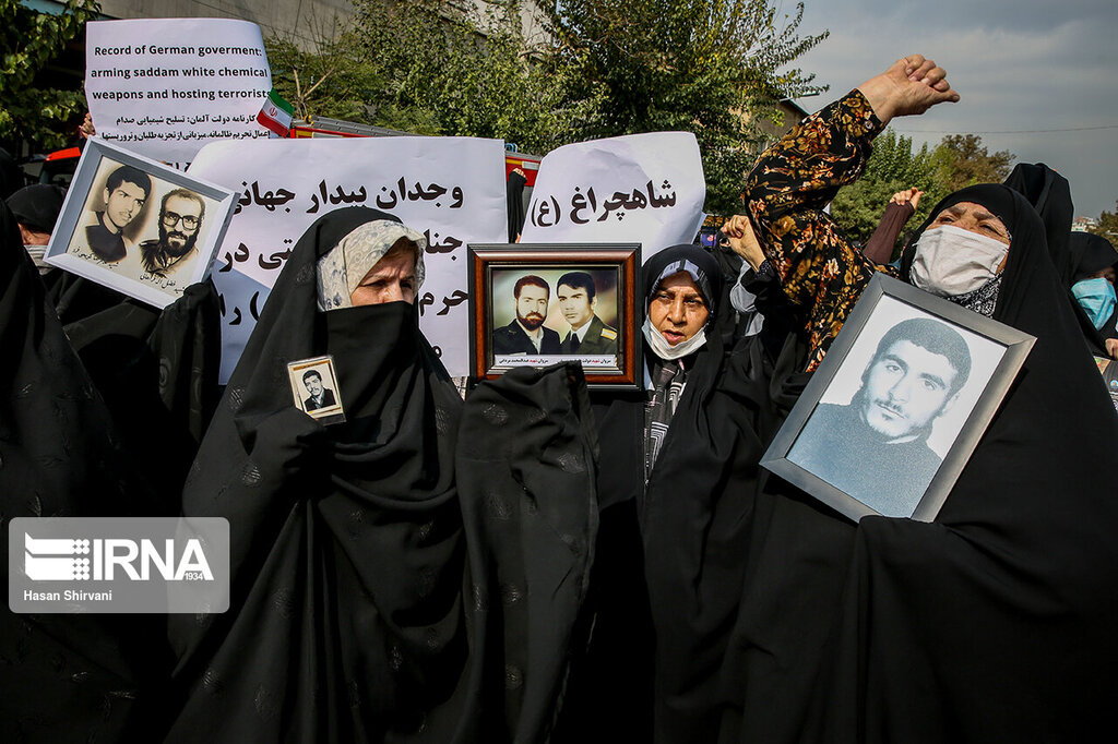 تصاویر ا تجمع مادران شهدا با قاب عکس فرزندانشان مقابل سفارت آلمان ؛ جوانان دهه ۵۰ با مادرانشان علیه برلین صفکشی کردند