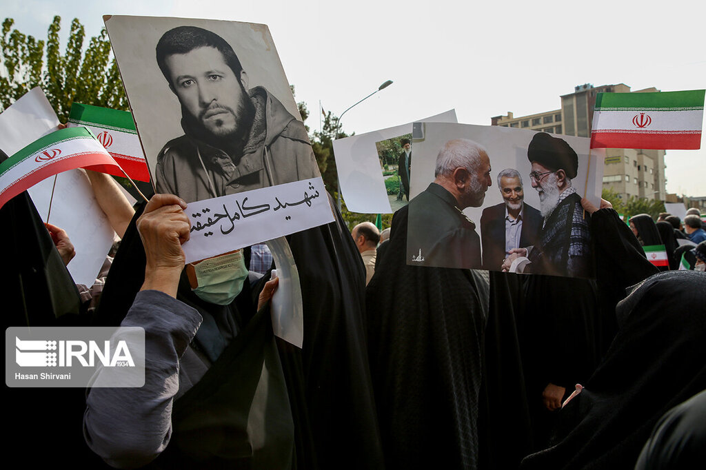 تصاویر ا تجمع مادران شهدا با قاب عکس فرزندانشان مقابل سفارت آلمان